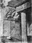 845536 Afbeelding van het oorspronkelijke aanzetstuk (draagkorf) boven de bisschopstrap in de Domtoren (Domplein) te ...